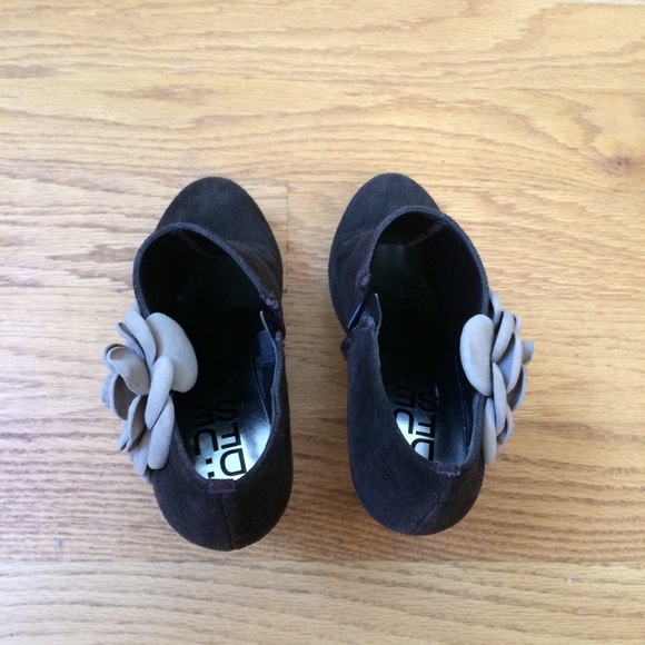 D:Fuse suede ankle boots with 3D flowers brown 8.5 - Picture 2 of 7